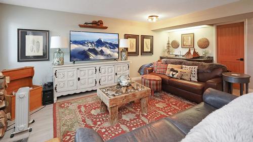 4962 Mountain Side Place, Fairmont Hot Springs, BC - Indoor Photo Showing Living Room