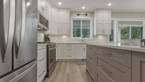 2710 Golf Course Drive, Blind Bay, BC - Indoor Photo Showing Kitchen With Upgraded Kitchen