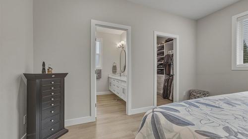 2710 Golf Course Drive, Blind Bay, BC - Indoor Photo Showing Bedroom
