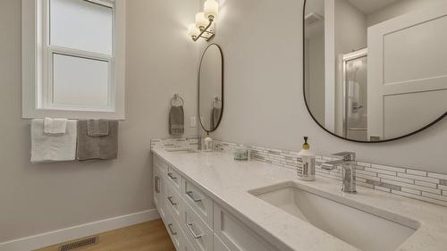 2710 Golf Course Drive, Blind Bay, BC - Indoor Photo Showing Bathroom