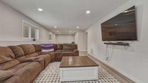 2710 Golf Course Drive, Blind Bay, BC - Indoor Photo Showing Living Room