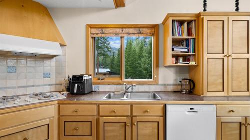 13 Sunrise Crescent, Kimberley, BC - Indoor Photo Showing Kitchen With Double Sink