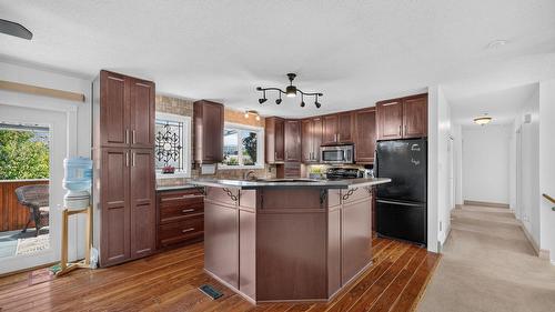 1045 Mitchell Road, Kelowna, BC - Indoor Photo Showing Kitchen