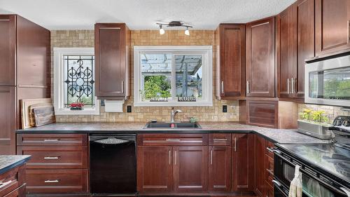 1045 Mitchell Road, Kelowna, BC - Indoor Photo Showing Kitchen