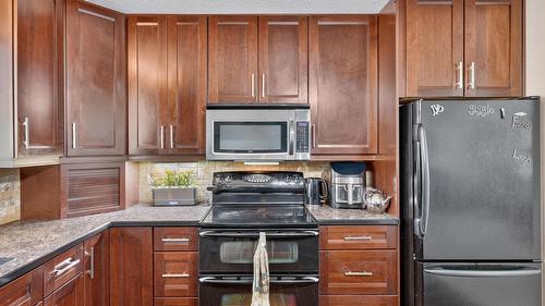 1045 Mitchell Road, Kelowna, BC - Indoor Photo Showing Kitchen