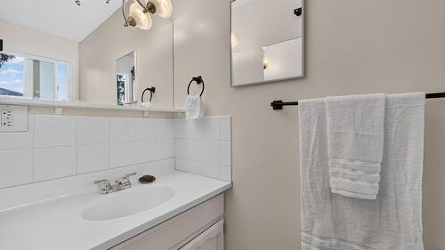 1045 Mitchell Road, Kelowna, BC - Indoor Photo Showing Bathroom