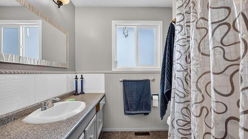 1045 Mitchell Road, Kelowna, BC - Indoor Photo Showing Bathroom