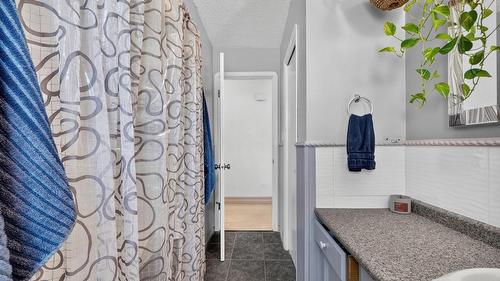 1045 Mitchell Road, Kelowna, BC - Indoor Photo Showing Bathroom