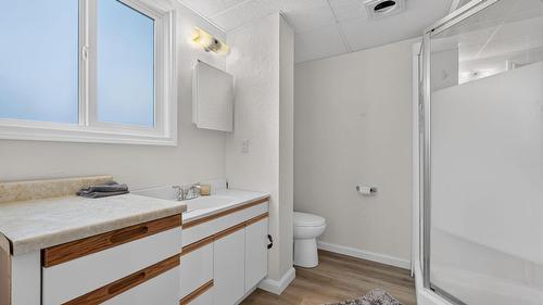 1045 Mitchell Road, Kelowna, BC - Indoor Photo Showing Bathroom