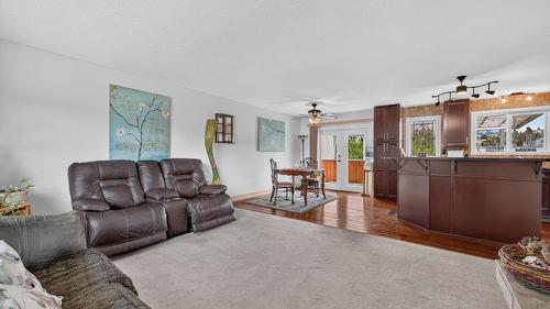 1045 Mitchell Road, Kelowna, BC - Indoor Photo Showing Living Room