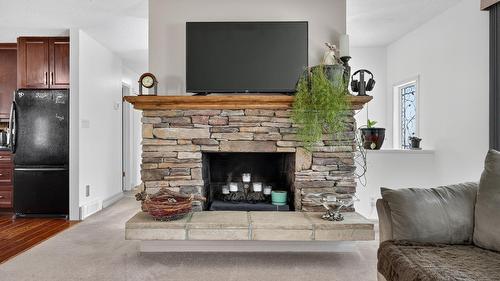 1045 Mitchell Road, Kelowna, BC - Indoor Photo Showing Living Room With Fireplace