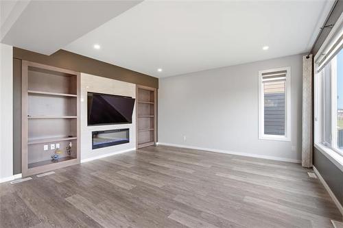 15 Orion Cr, Winnipeg, MB - Indoor With Fireplace