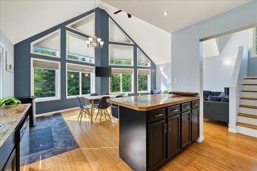 30 Whippoorwill Trl, Lac Du Bonnet, MB - Indoor Photo Showing Kitchen