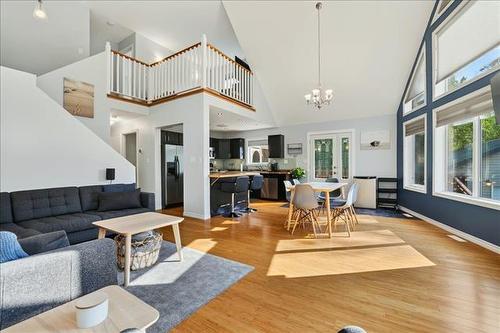 30 Whippoorwill Trl, Lac Du Bonnet, MB - Indoor Photo Showing Living Room