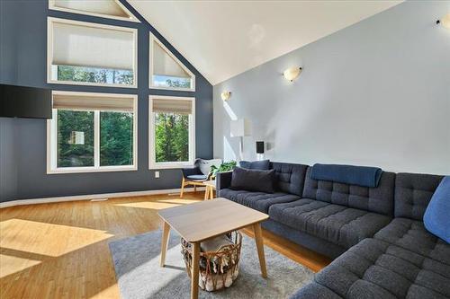 30 Whippoorwill Trl, Lac Du Bonnet, MB - Indoor Photo Showing Living Room