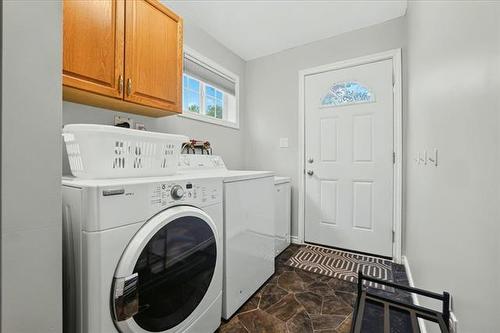 30 Whippoorwill Trl, Lac Du Bonnet, MB - Indoor Photo Showing Laundry Room