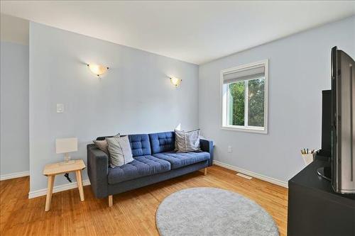 30 Whippoorwill Trl, Lac Du Bonnet, MB - Indoor Photo Showing Living Room
