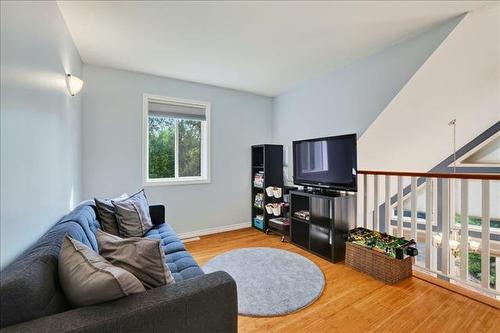 30 Whippoorwill Trl, Lac Du Bonnet, MB - Indoor Photo Showing Living Room