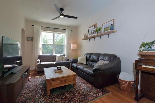 687 Ashburn St, Winnipeg, MB - Indoor Photo Showing Living Room