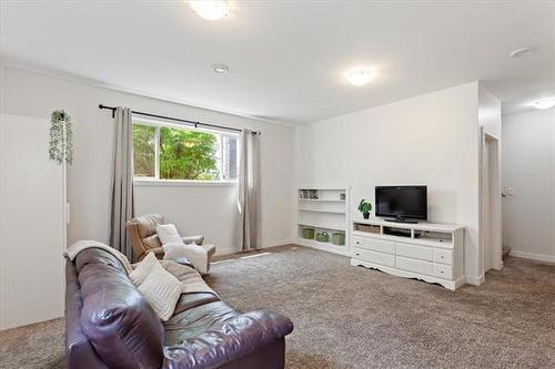 47 Barak Dr, Kleefeld, MB - Indoor Photo Showing Living Room