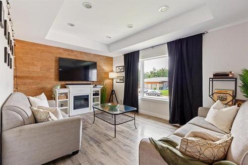 47 Barak Dr, Kleefeld, MB - Indoor Photo Showing Living Room With Fireplace