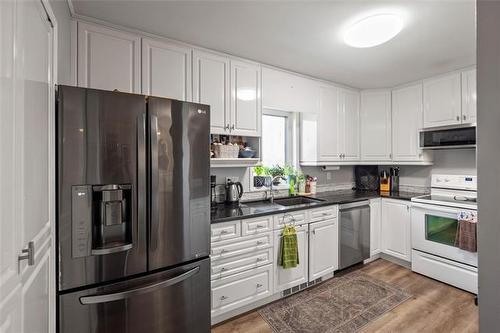 307-70 Dunkirk Dr, Winnipeg, MB - Indoor Photo Showing Kitchen