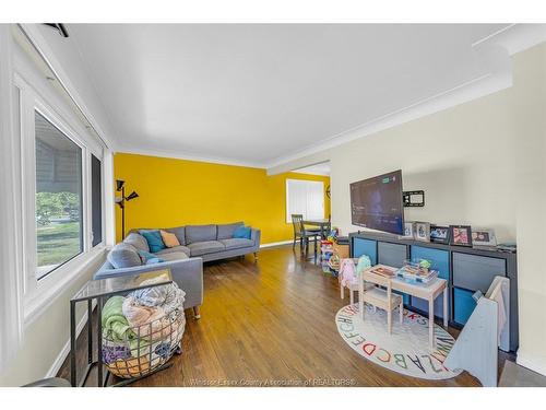 3302 Woodlawn Avenue, Windsor, ON - Indoor Photo Showing Living Room