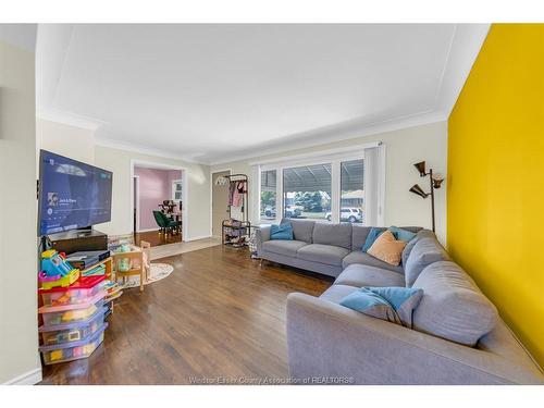 3302 Woodlawn Avenue, Windsor, ON - Indoor Photo Showing Living Room