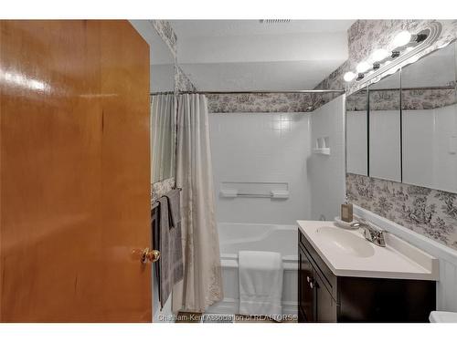 146 Canterbury Street, Chatham, ON - Indoor Photo Showing Bathroom