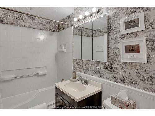 146 Canterbury Street, Chatham, ON - Indoor Photo Showing Bathroom