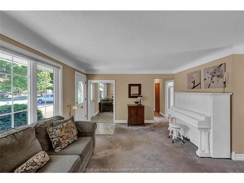 146 Canterbury Street, Chatham, ON - Indoor Photo Showing Living Room