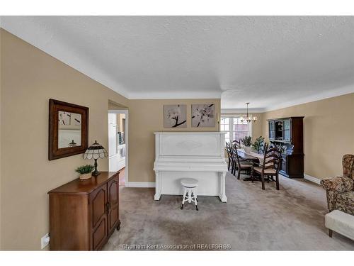 146 Canterbury Street, Chatham, ON - Indoor Photo Showing Living Room