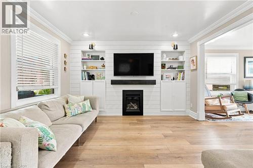 4313 Central Avenue, Lincoln, ON - Indoor Photo Showing Living Room With Fireplace
