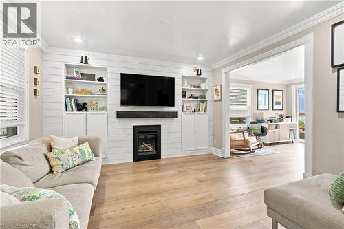 4313 Central Avenue, Lincoln, ON - Indoor Photo Showing Living Room With Fireplace