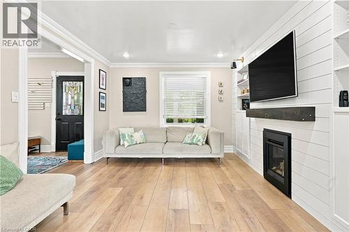4313 Central Avenue, Lincoln, ON - Indoor Photo Showing Living Room With Fireplace