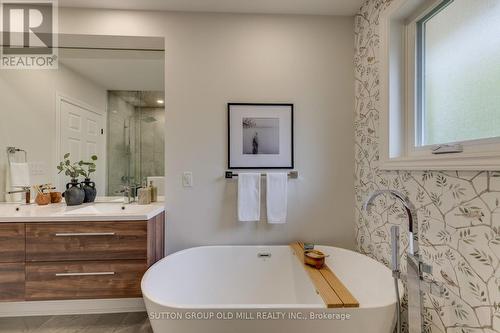 4-piece washroom upstairs w Soaker tub - 85 Bonnyview Drive, Toronto, ON - Indoor Photo Showing Bathroom