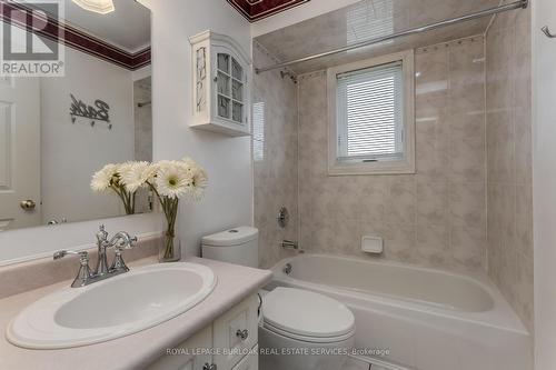 2010 Grovetree Lane, Burlington, ON - Indoor Photo Showing Bathroom