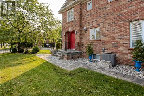 2010 Grovetree Lane, Burlington, ON - Outdoor