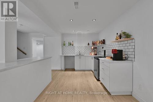 32 Edenbridge Court, Ottawa, ON - Indoor Photo Showing Kitchen