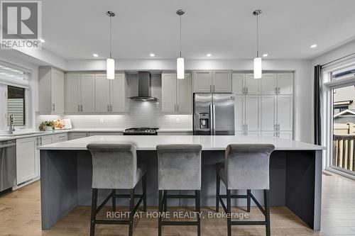32 Edenbridge Court, Ottawa, ON - Indoor Photo Showing Kitchen With Upgraded Kitchen
