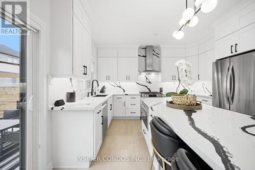 1521 Stovell Crescent, Innisfil, ON - Indoor Photo Showing Kitchen With Upgraded Kitchen