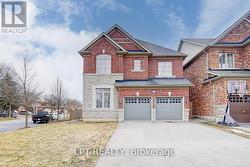 116 DUNLOP STREET Richmond Hill, ON L4C 0X1