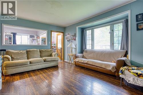 139 Glassco Avenue N, Hamilton, ON - Indoor Photo Showing Living Room