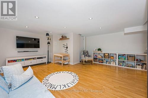 33 Dewsbury Way, Hamilton, ON - Indoor Photo Showing Living Room