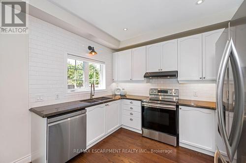 33 Dewsbury Way, Hamilton, ON - Indoor Photo Showing Kitchen