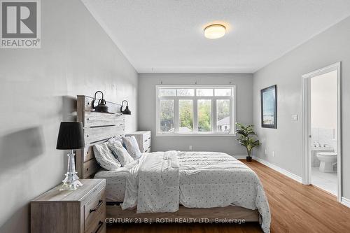 211 Roy Drive, Clearview, ON - Indoor Photo Showing Bedroom