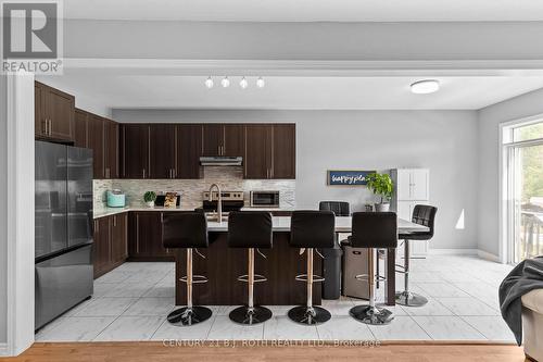 211 Roy Drive, Clearview, ON - Indoor Photo Showing Kitchen With Upgraded Kitchen