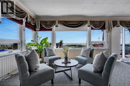 1247 Heritage Road, Kingsville, ON - Indoor Photo Showing Living Room