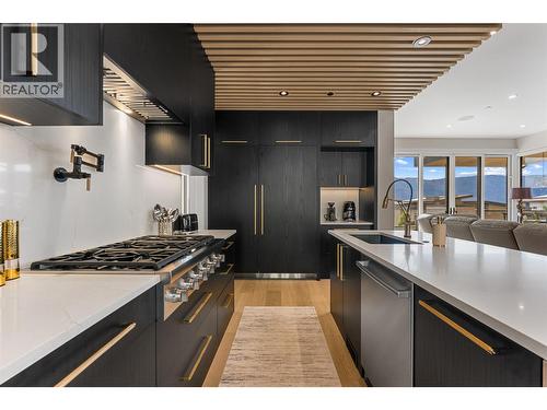 9829 Beacon Hill Crescent, Lake Country, BC - Indoor Photo Showing Kitchen With Upgraded Kitchen