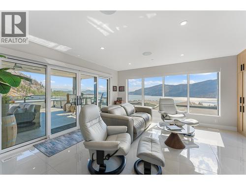 9829 Beacon Hill Crescent, Lake Country, BC - Indoor Photo Showing Living Room